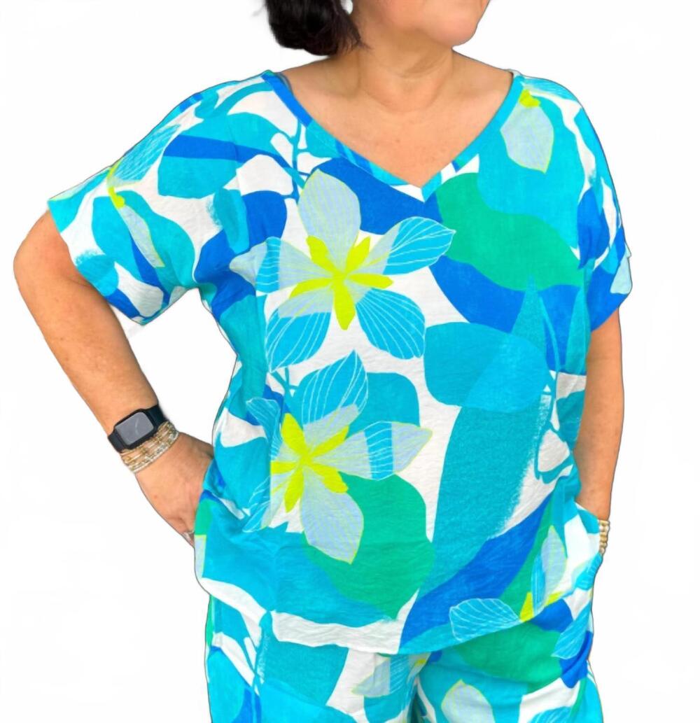 NEW ESCAPE BY HABITAT regatta vacay top in floral maui